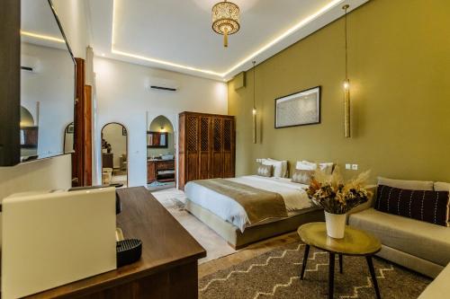 Ένα ή περισσότερα κρεβάτια σε δωμάτιο στο Riad NayaNour