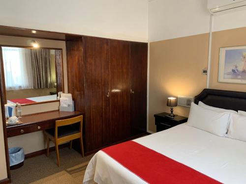 Savoy Hotel Kimberley tesisinde bir odada yatak veya yataklar