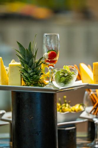 un plato de queso y una copa de vino en HVD Clubhotel Miramar - 24 Hours Ultra All Inclusive & Free Parking, en Obzor