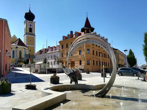 a fountain in the middle of a city with buildings at Ferienwohnung St. Georg in Hemau