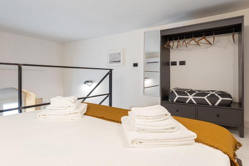una camera da letto con un letto e asciugamani di Biancospino Suite by Wonderful Italy a Noto