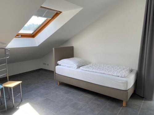 Katil atau katil-katil dalam bilik di Wohnung mit 2 Einzelzimmer gemeinsamer Küchen/Bad/Balkon-Nutzung