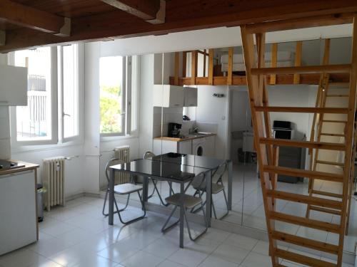 une cuisine avec une table et des chaises dans une pièce dans l'établissement Apartment Cannes Gallia, à Cannes