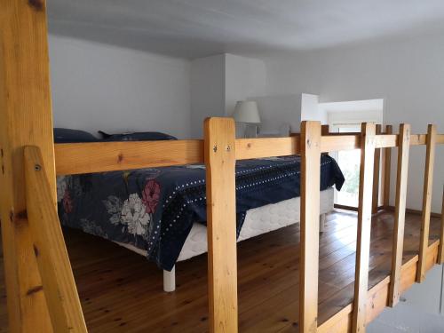 Łóżko piętrowe w pokoju z drewnianą podłogą w obiekcie Apartment Cannes Gallia w Cannes