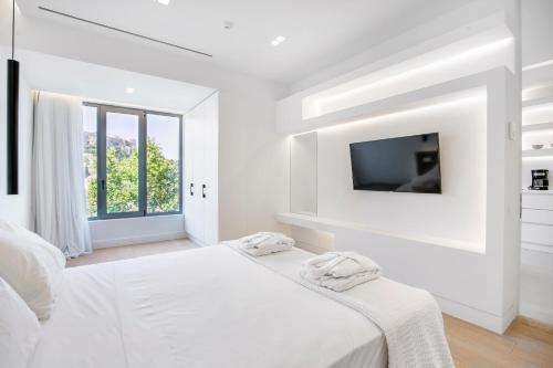 NS PLACE Modern Apartment Acropolis view tesisinde bir odada yatak veya yataklar