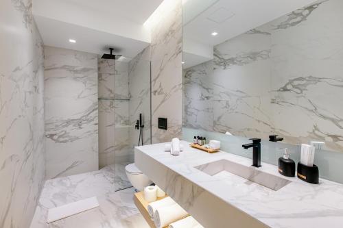 雅典的住宿－NS PLACE Modern Apartment Acropolis view，白色的浴室设有水槽和卫生间。