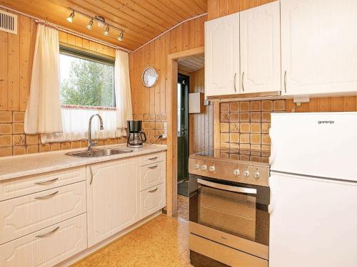 Kuchyňa alebo kuchynka v ubytovaní 6 person holiday home in Dannemare