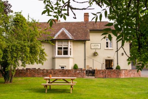 a picnic table in front of a house at The Lion in Leintwardine