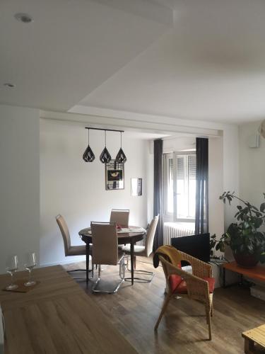 un salon avec une table et des chaises dans l'établissement À La Cour de Ribeauvillé avec garage, à Ribeauvillé