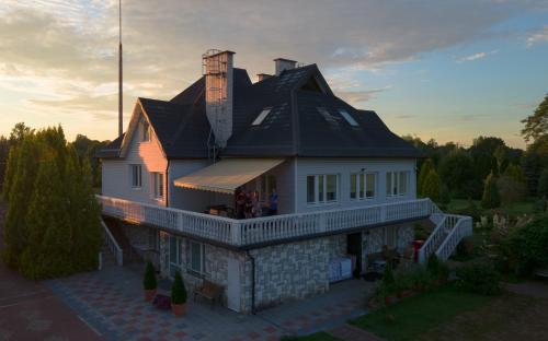 una gran casa blanca con techo negro en Chata Baby Jagi, en Krzywe