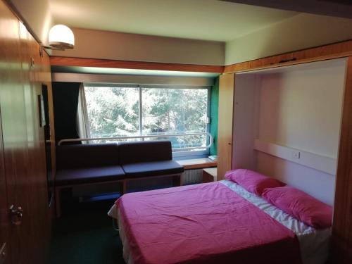 Tempat tidur dalam kamar di FINESTRA SUL BOSCO - MONOLOCALE MARILLEVA 1400