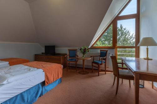 Un pat sau paturi într-o cameră la Darovanský Dvůr - Wellness & Golf Hotel