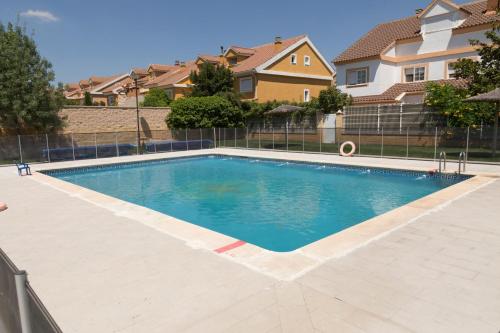 een zwembad in een tuin met huizen bij Pradaria Asador & Alojamiento in Arcas
