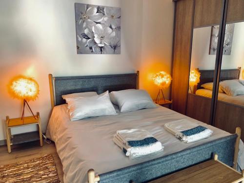 een slaapkamer met een bed met twee handdoeken erop bij LES PRAIRIES DE L'ENCREME in Céreste