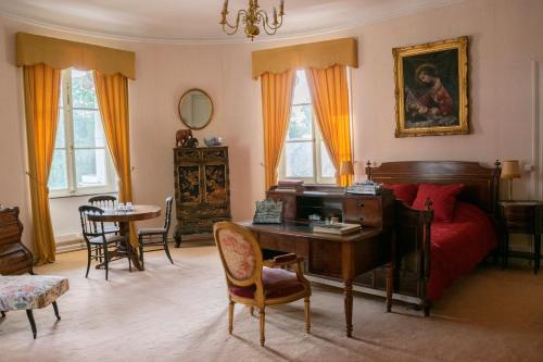 sala de estar con sofá rojo y escritorio en Kasteel Duras, en Sint-Truiden