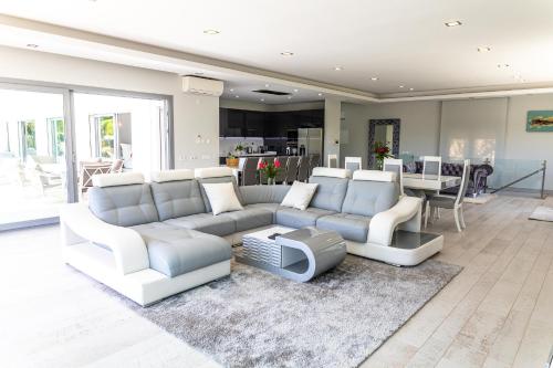 a living room with a couch and a tv at Fazenda Viegas in Lagos