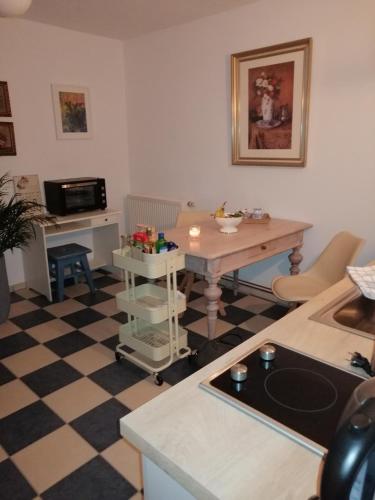 a living room with a table and a checkered floor at Wiehen Inn in Heddinghausen