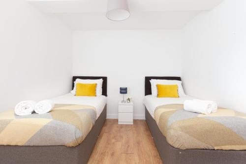 Letto o letti in una camera di Skyvillion - COZY APARTMENTS in Enfield Town With Free Parking & Wifi