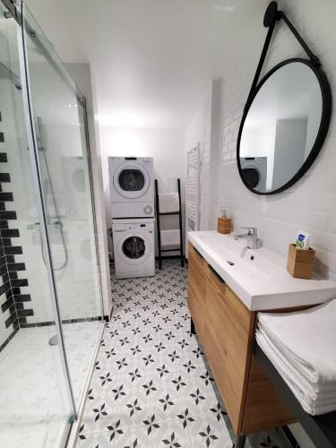a bathroom with a sink and a washing machine at La Maison des Jonquerets in Jonquerets-de-Livet