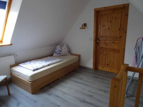 מיטה או מיטות בחדר ב-Ferienhaus Dampferblick