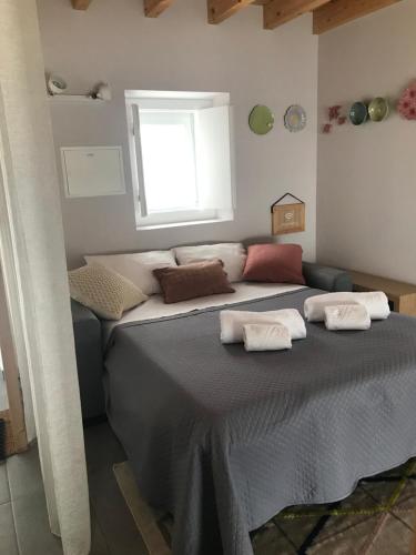 um quarto com uma cama com duas toalhas em adubai Obidos em Óbidos