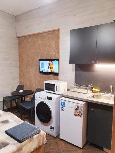 een keuken met een wasmachine en een wastafel bij Студио Теа 2 in Sliven
