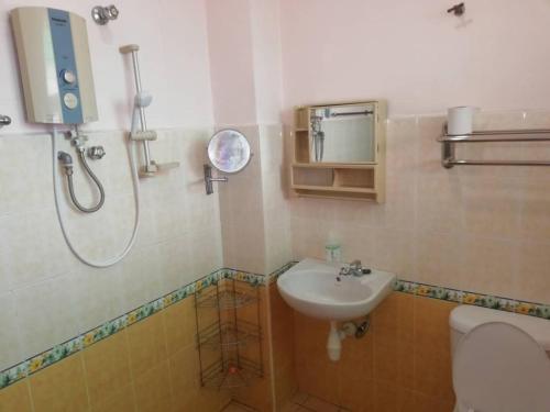 ein kleines Bad mit einem Waschbecken und einer Dusche in der Unterkunft Sweethome for 7 travellers at seremban in Seremban