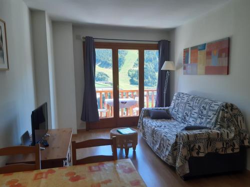 un salon avec un canapé et une table dans l'établissement Terrasses- Vacances Pirinenca, au Tarter