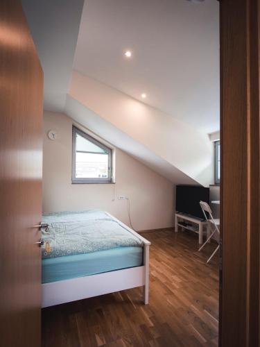 une chambre avec un lit et une fenêtre dans l'établissement Studio Kolman, à Bled