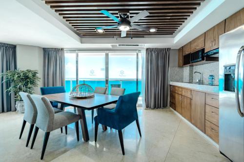 a kitchen and dining room with a table and chairs at Ocean Dream Cancun by GuruHotel in Cancún