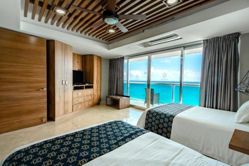 Ліжко або ліжка в номері Ocean Dream Cancun by GuruHotel