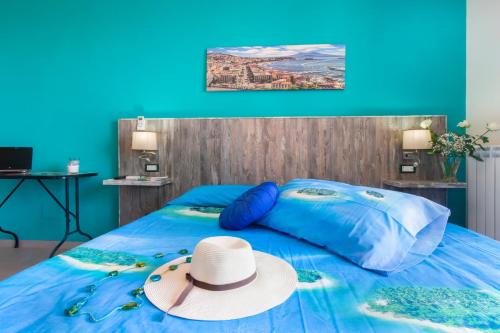 łóżko z kapeluszem na górze w obiekcie B&B Il geco w mieście Sant'Agnello
