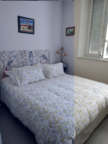 - une chambre avec un grand lit et une couette blanche dans l'établissement Chambres d'Hôtes La Courlande, à Saint-Haon-le-Vieux