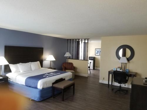 伊斯利的住宿－伊斯利戴斯酒店，酒店客房设有一张大床和一张书桌。