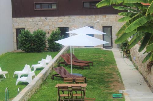 grupa krzeseł i stół z parasolem w obiekcie InSitu Formosa 168 by Guestify w Porto