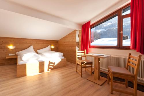Hochjochstöbli B&B Alpine Easy Stay tesisinde bir odada yatak veya yataklar