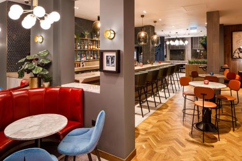 restauracja ze stołami i krzesłami oraz bar w obiekcie ibis Styles Edinburgh St Andrew Square w Edynburgu
