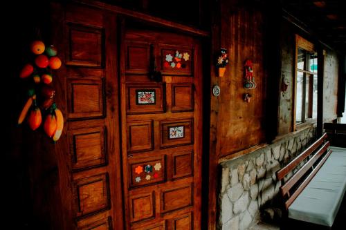 uma porta de madeira num quarto com um banco em Kuşpuni Mountain Lodge em Ayder Yaylasi