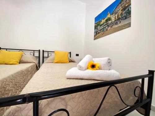 Postel nebo postele na pokoji v ubytování MariaHome Sorrento