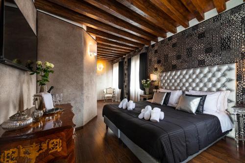 ein Schlafzimmer mit einem großen Bett in einem Zimmer in der Unterkunft Domus Superior in Venedig