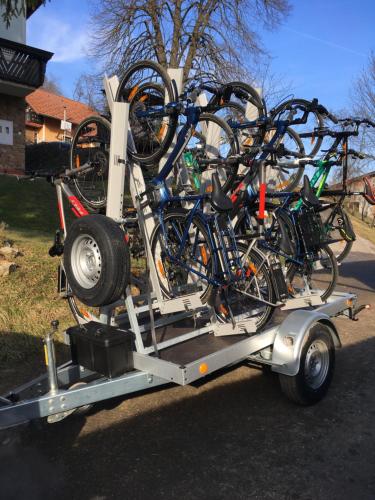 a bunch of bikes on the back of a trailer at Glamping Zeleni turizem in Makole