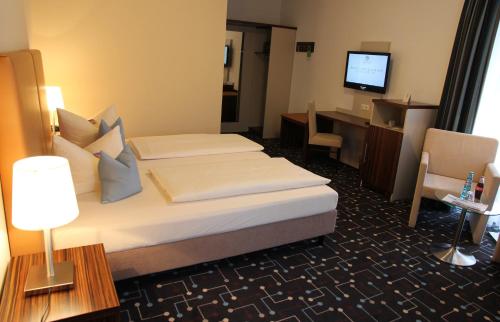 Una cama o camas en una habitación de Hotel Königer