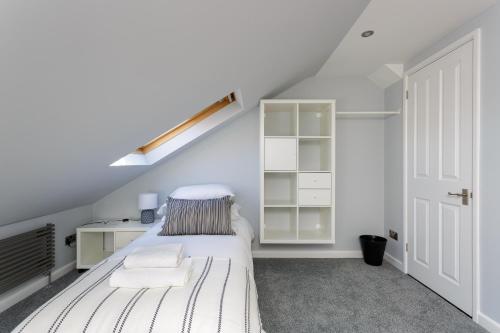 Postel nebo postele na pokoji v ubytování Stopover at ORCHARD LOFT, cosy and convenient