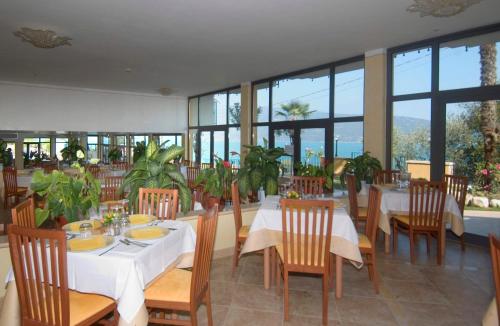 A restaurant or other place to eat at All Inclusive Hotel Piccolo Paradiso