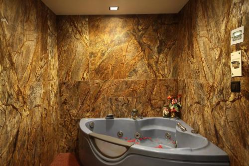 A bathroom at Fortune Select JP Cosmos, Bengaluru - Member ITC's hotel group