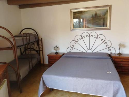 sypialnia z łóżkiem i 2 łóżkami piętrowymi w obiekcie Arenella Beach Rooms w mieście Arenella