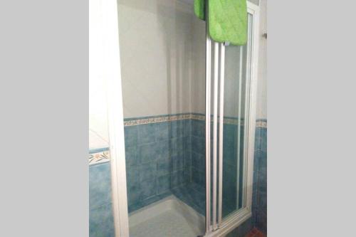 une douche avec une porte vitrée dans une salle de bain dans l'établissement Villa Juan, à L'Eucaliptus