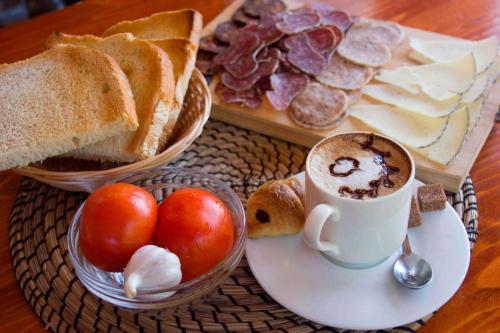 Una mesa con un plato de pan y una taza de café. en Xalet De Prades, en Prades