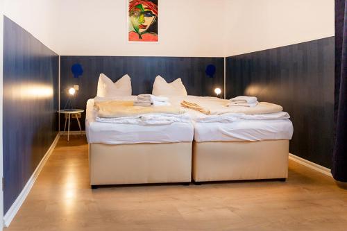 Tempat tidur dalam kamar di H&H Apartments im Herzen der Stadt geräumig ruhig zentral mit Küche und Esstisch