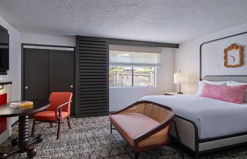 um quarto com uma cama, uma secretária e uma cadeira em Palmoro House em Santa Bárbara